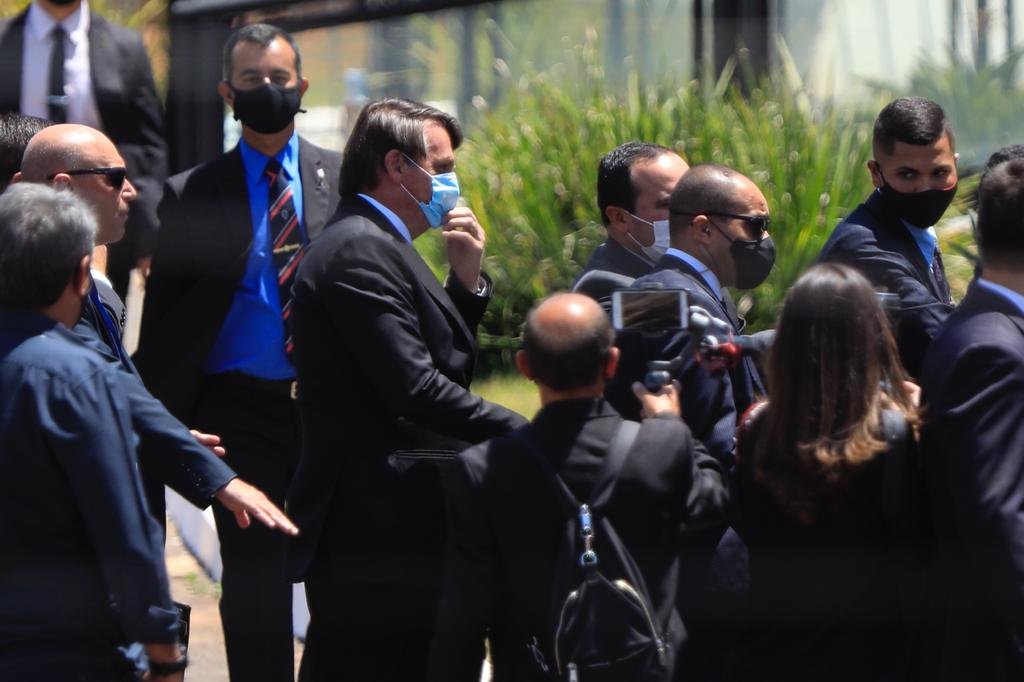 Bolsonaro fala com apoiadores na saida da igreja baleia