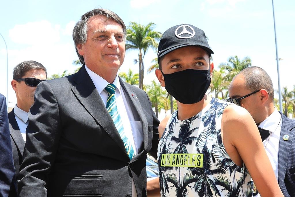 Bolsonaro fala com apoiadores na Praça dos Três Poderes