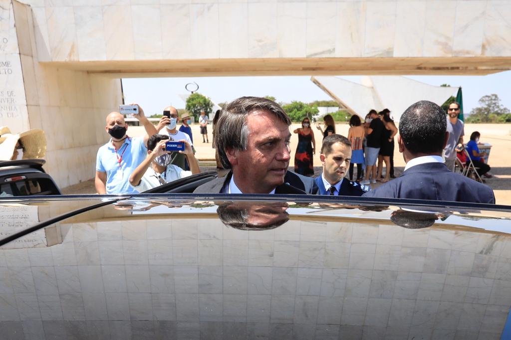 Bolsonaro fala com apoiadores na Praça dos Três Poderes