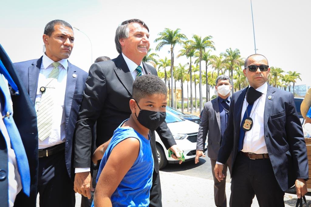Bolsonaro fala com apoiadores na Praça dos Três Poderes