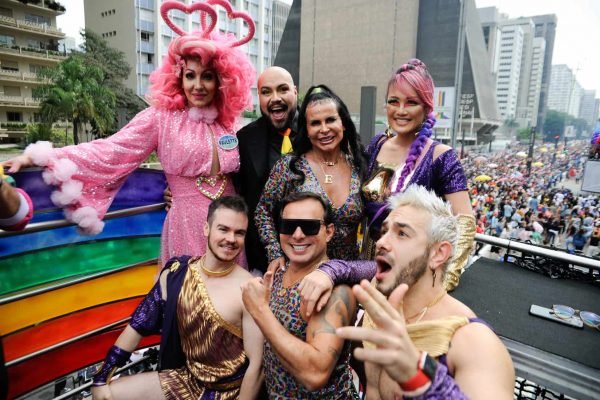 Agnews - São Paulo - 19.06.2022 - LGBT+ 2022 - Cantora Gretchen , Thiago Abravanel. na Parada LGBT+ em SP .