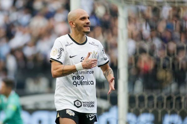 Revolta com treinador e Fábio Santos marca empate do Corinthians