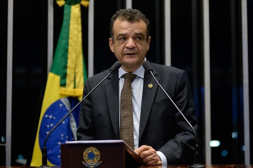 foto colorida de homem de terno discursando