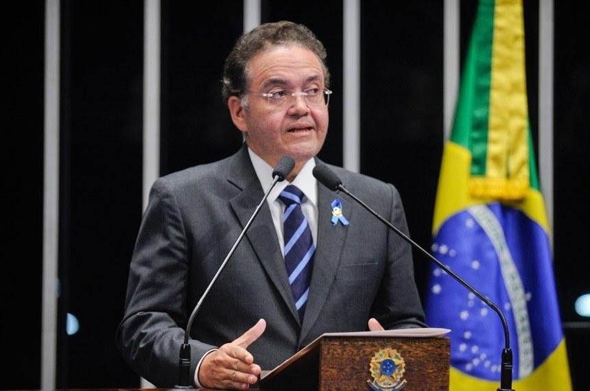 foto colorida de roberto rocha discursando