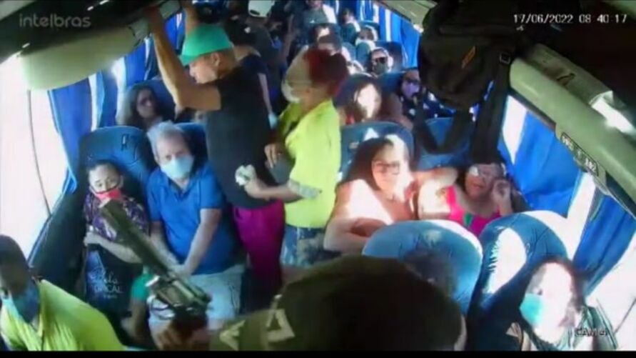 Câmera registra momentos de terror em ônibus no Pará. Veja vídeo