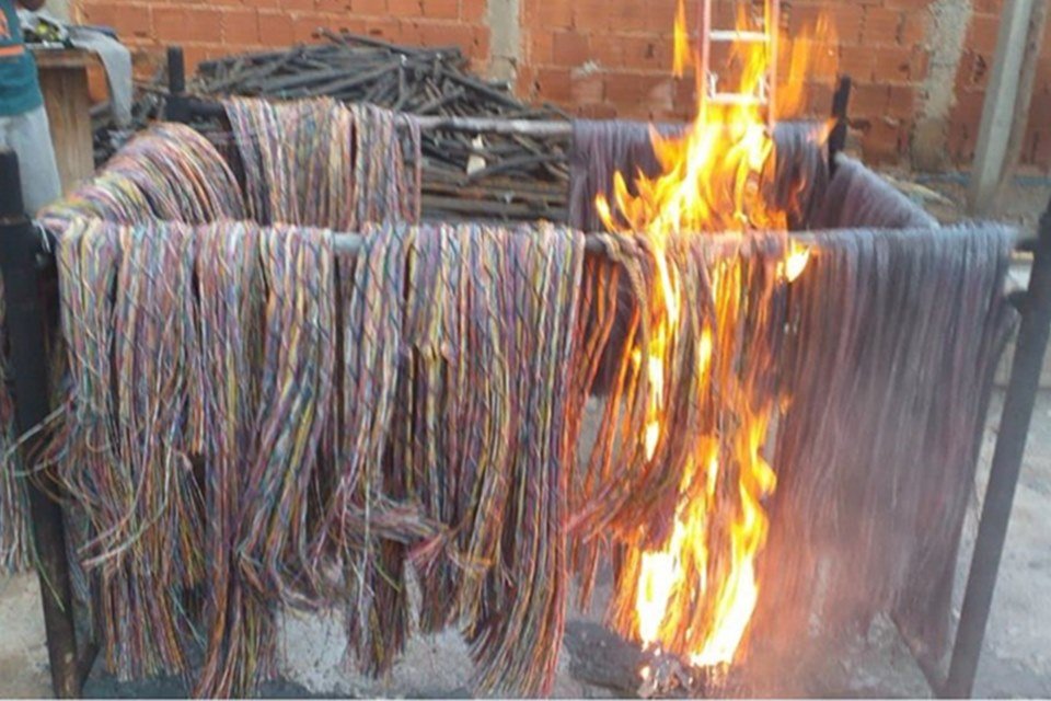 Cabos de energia pendurados em varal pegando fogo