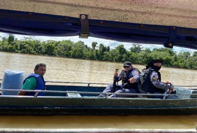 Militares em barco durante buscas no AM e um homem suspeito de envolvimento no crime preso- Merópoles