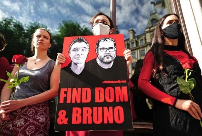 Mulheres segurando rosas e um cartaz pedindo para encontrar Dom e Bruno, que estavam desaparecidos na Amazonia - Metrópoles