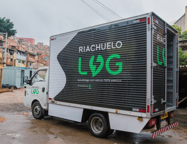 Na imagem com cor, caminhão de entregas com a logo da Riachuelo