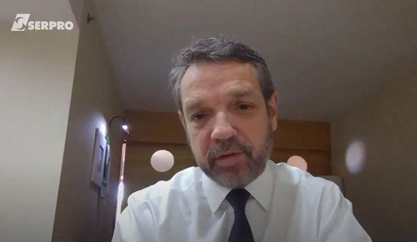 Caio Mario Paes de Andrade, cotado para o comando da Petrobras. Ele tem pele clara, cabelos grisalhos e olhos escuros - Metrópoles