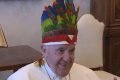 Papa Francisco com cocar