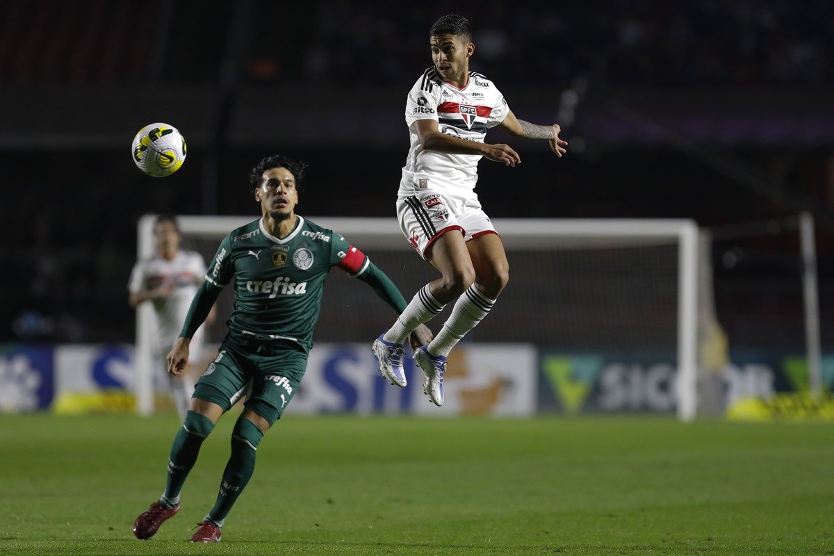 Jogador do São Paulo sobe em disputa de bola