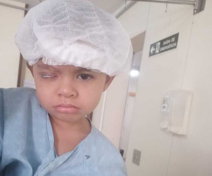 Sofia de touca na cabeça e roupão no centro cirúrgico
