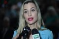 Juíza Joana Zimmer, que dificultou aborto legal de menor de idade em Santa Catarina dá entrevista. Ela é loira, tem olhos claros e fala diante de microfones - Metrópoles