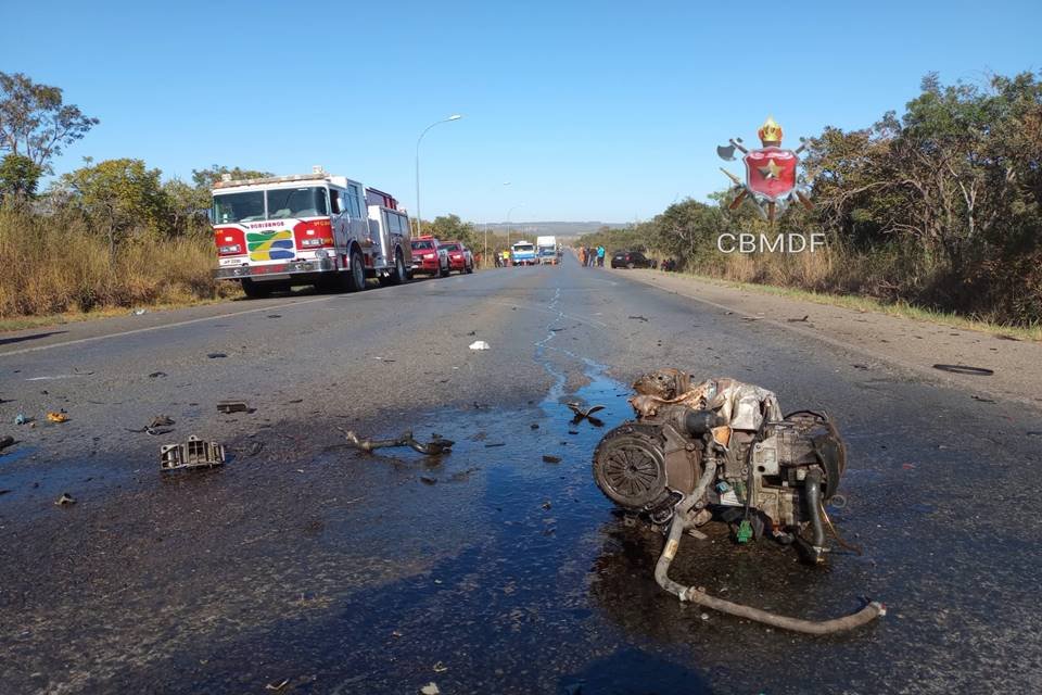 Motor de carro em meio de rodovia - Metrópoles
