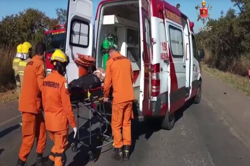 Bombeiros transportam vítima em ambulância