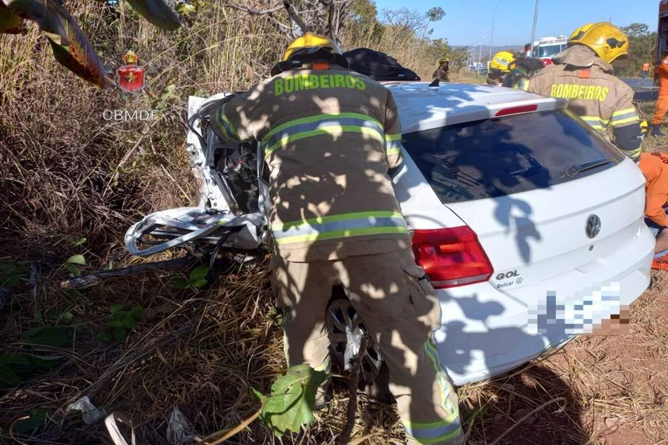 Bombeiros socorrem vítima em carro branco