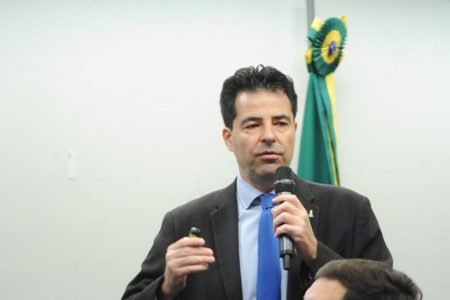O ministro de Minas e Energia, Adolfo Sachisida fala em microfone num evento. Atrás dele, a bandeira do Brasil - Metrópoles