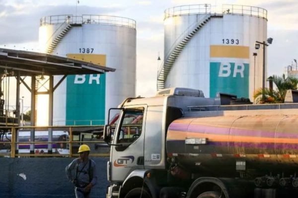 Caminhão em frente a grandes recipientes da Petrobras que guardam gasolina- Metrópoles