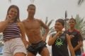 O jogador Cristiano Ronaldo, sem camisa e de bermuda, dançando ao lado do filho e da sobrinha - Metrópoles