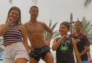 O jogador Cristiano Ronaldo, sem camisa e de bermuda, dançando ao lado do filho e da sobrinha - Metrópoles