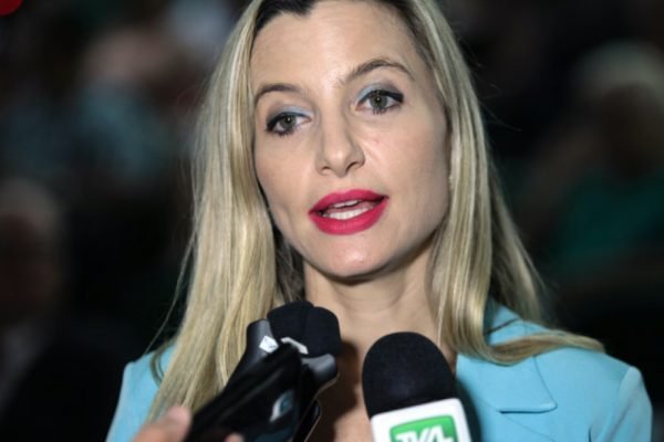 Juíza Joana Zimmer, que dificultou aborto legal de menor de idade em Santa Catarina dá entrevista. Ela é loira, tem olhos claros e fala diante de microfones - Metrópoles