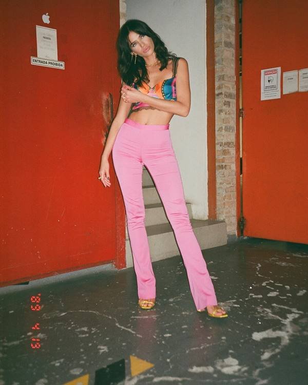 Bruna Marquezine com calça flare rosa e top versace