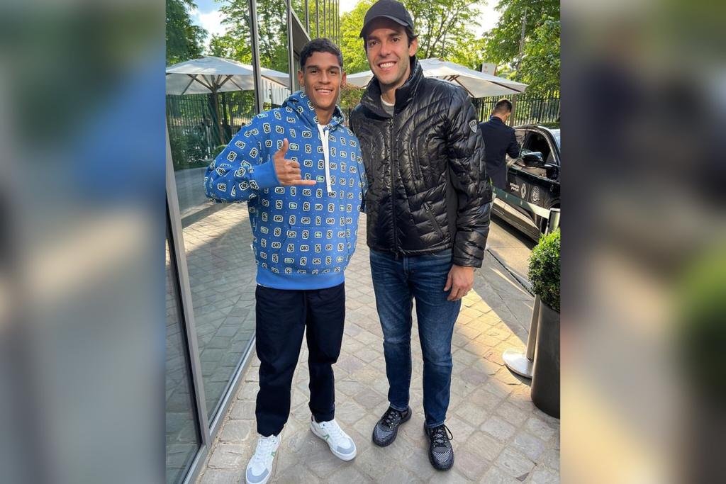 Kaká and Iran Ferreira, Mason's glove.  He has short black hair, he is tall and slim- Metropolis