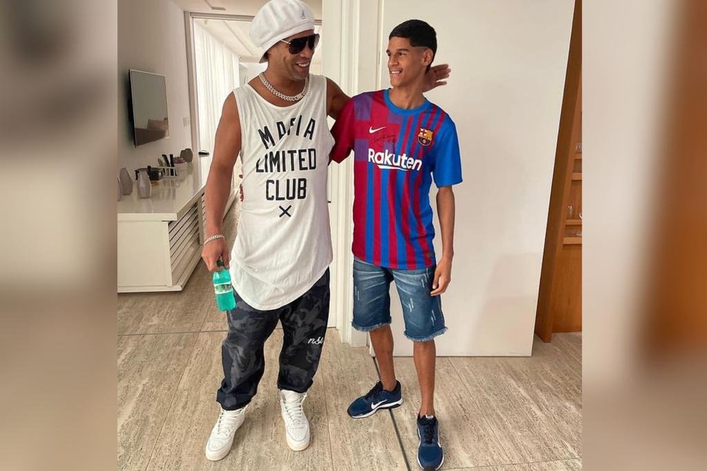 Ronaldinho Gaúcho e Iran Ferreira, o Luva de Pedreiro. Ele tem cabelos curtos e pretos, é alto e magro- Metrópoles