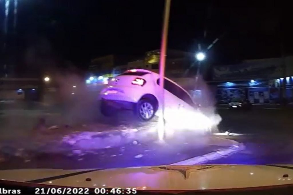 carro em canteiro