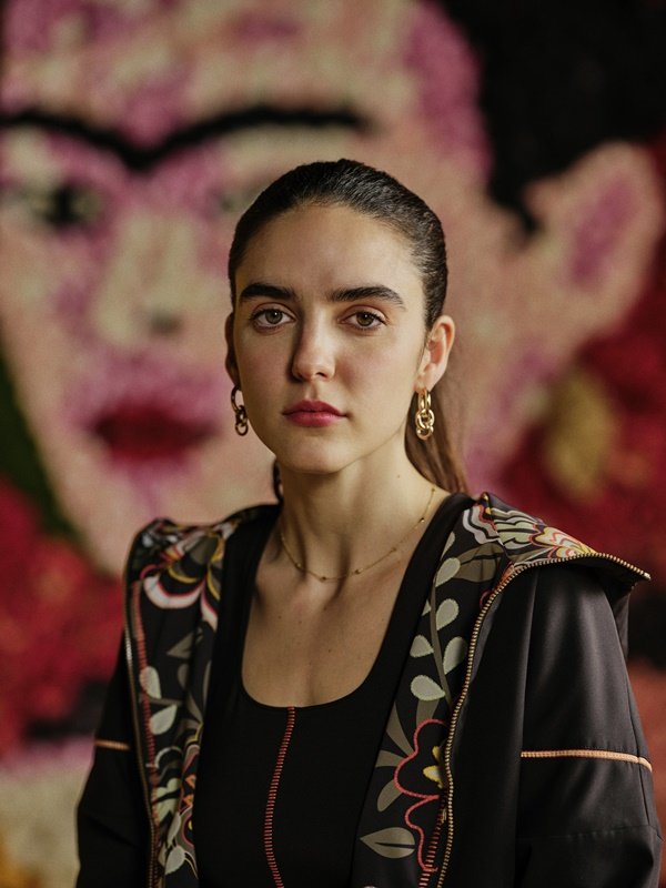 Na imagem com cor, modelos posam para campanha da Puma que homenageia Frida Kahlo