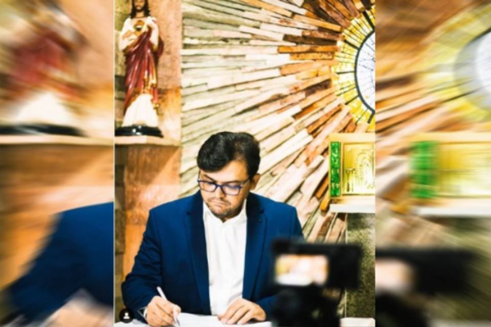 padre escrevendo