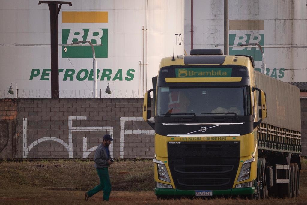 homem e caminhão próximos dos tanques de combustíveis do Terminal Terrestre da Petrobras em Brasília, armazena e distribui produtos derivados do petróleo