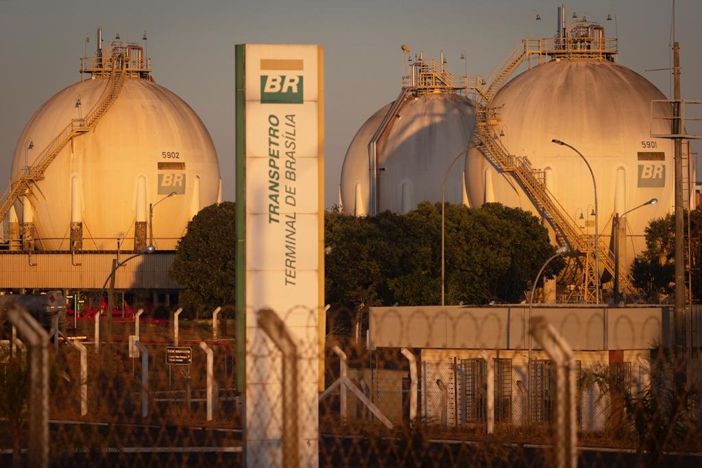 tanques de combustíveis do Terminal Terrestre da Petrobras em Brasília, armazena e distribui produtos derivados do petróleo