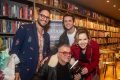 Walcyr Carrasco e convidados em lançamento de livro