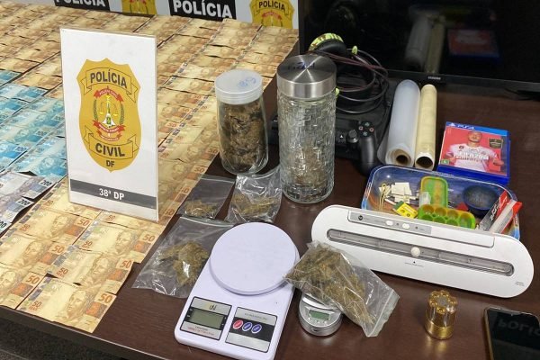 Drogas e dinheiro em cima de mesa da polícia - Metrópoles