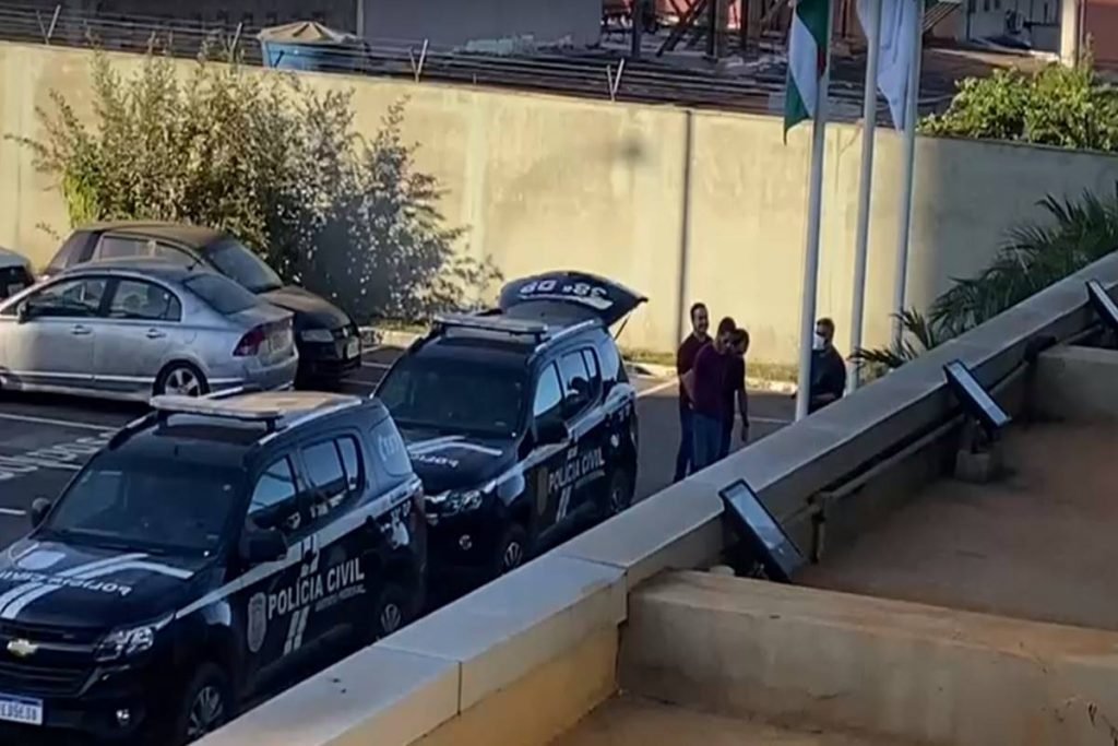 Policias carregam preso por tráfico - Metrópoles