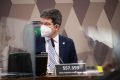 O senador Randolfe Rodrigues durante sessão da CPI da Covid, sentado à mesa diretora. Ele usa máscara e fala diante de microfone, olhando pro lado - Metrópoles