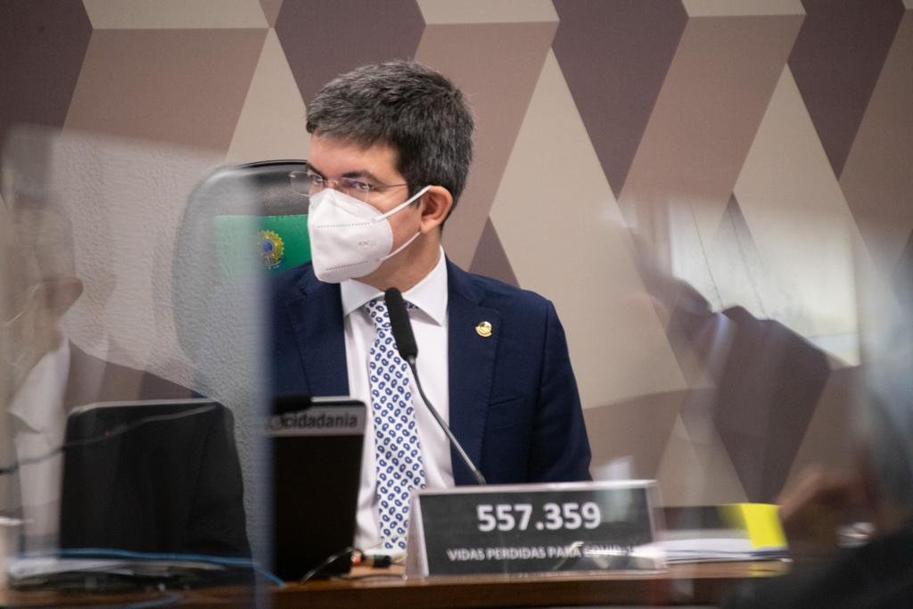 O senador Randolfe Rodrigues durante sessão da CPI da Covid, sentado à mesa diretora. Ele usa máscara e fala diante de microfone, olhando pro lado - Metrópoles