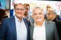 O ex-governador Geraldo Alckmin posa para foto ao lado do pré-candidato do PSB ao governo de São Paulo, Márcio França - Metrópoles