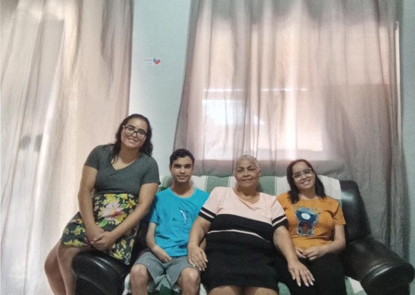 pessoas olham para câmera