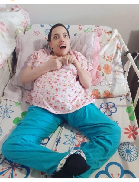 garota em cama olha para cima