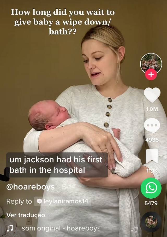 foto colorida de mãe segurando bebê