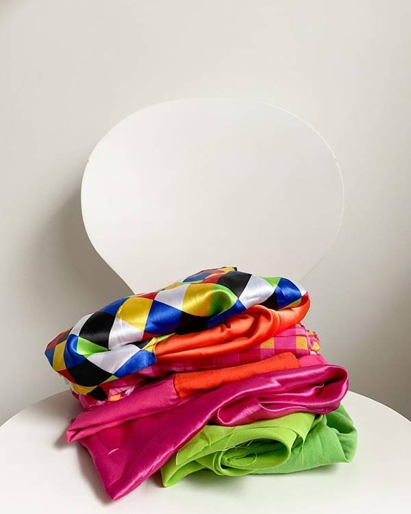 Peças de roupa coloridas em cima de uma cadeira