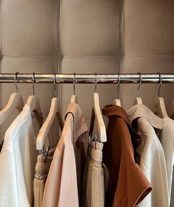Peças de roupa na arara