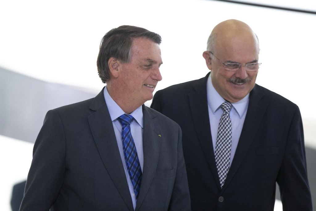 presidente jair bolsonaro conversa com ex ministro da educação Milton Ribeiro
