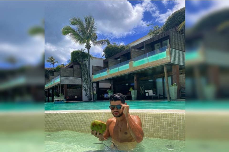 Homem na piscina