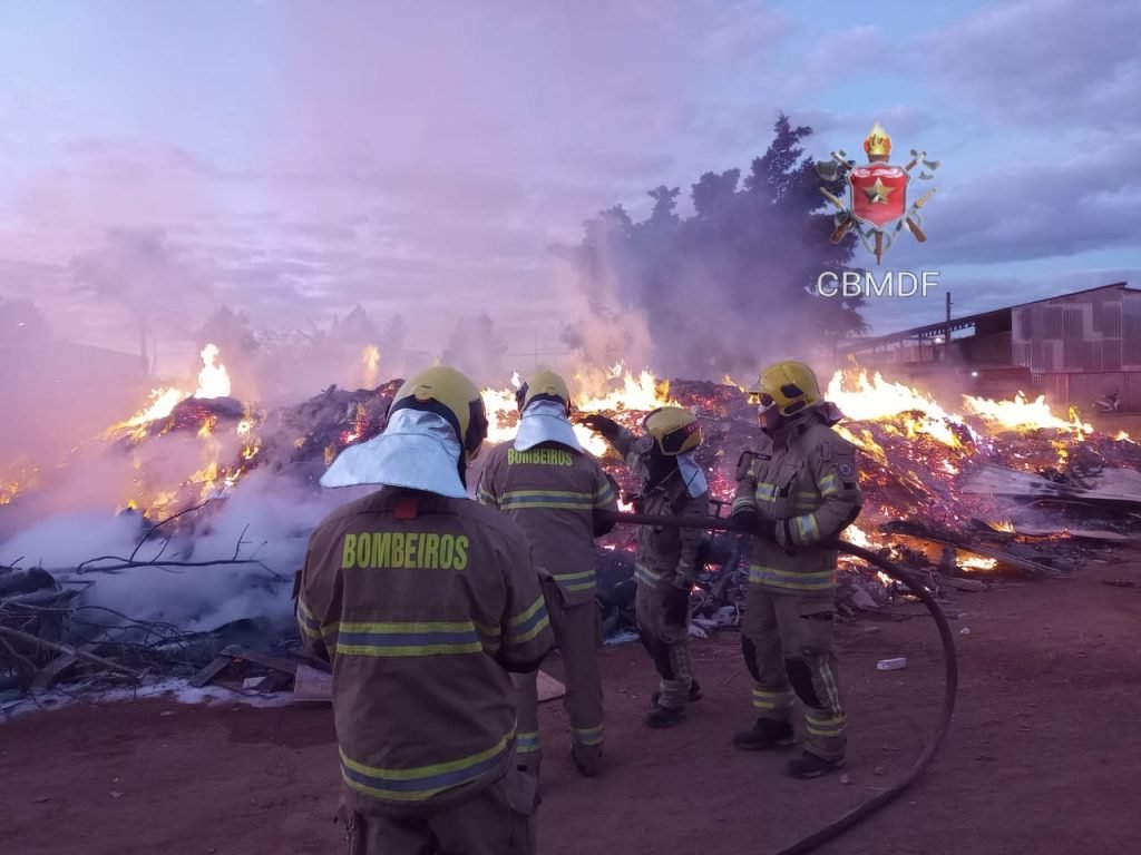 Bombeiros com mangueira apagando o fogo