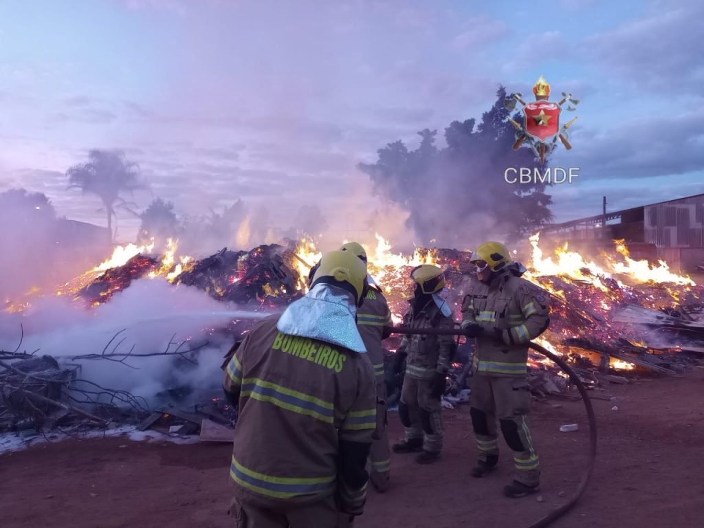 Bombeiros apagam fogo no local