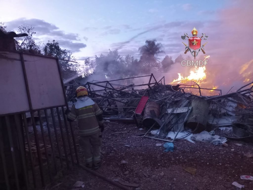 Mangueiras apagam fogo alto